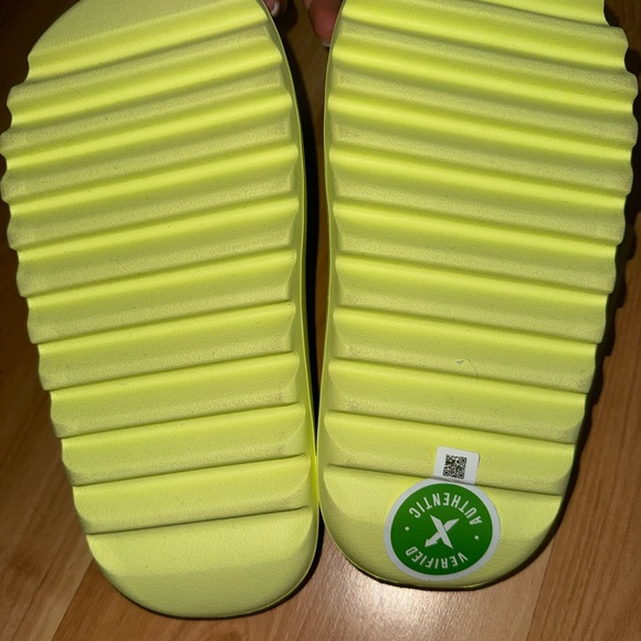 YEEZY Adidas Foam Slide Sandals in Neon Yellow Glow Green 2022 - Picture 2 of 6